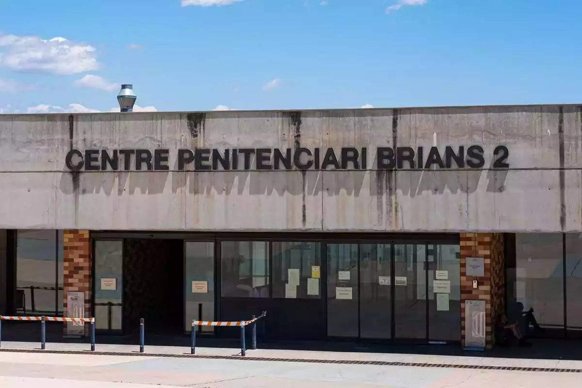 Imatge de part de la façana de la presó Brians 2 amb les lletres de Centre Penitenciari Brians 2
