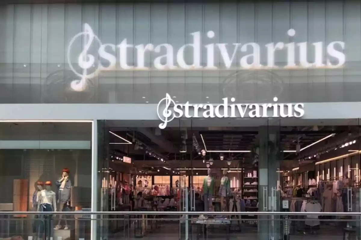Plànol general de la façana d'una botiga Stradivarius de Madrid