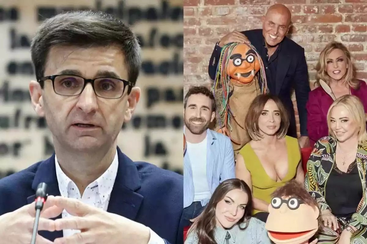 José Pablo López amb ulleres i vestit parla davant d'un micròfon a l'esquerra, mentre a la dreta 'La família de la tele' posa amb titelles davant d'una paret de maons.