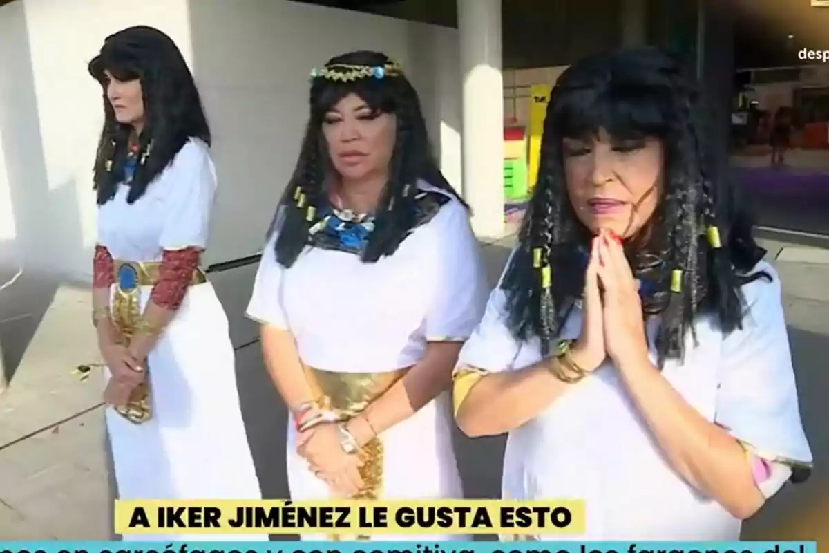 Alba Carrillo, Belén Esteban i Lydia Lozano vestides amb disfresses d’estil egipci posen a l’aire lliure a La Família de la Tele, una d’elles amb les mans juntes en actitud d’oració i un rètol groc a la part inferior que diu A IKER JIMÉNEZ LI AGRADA AIXÒ
