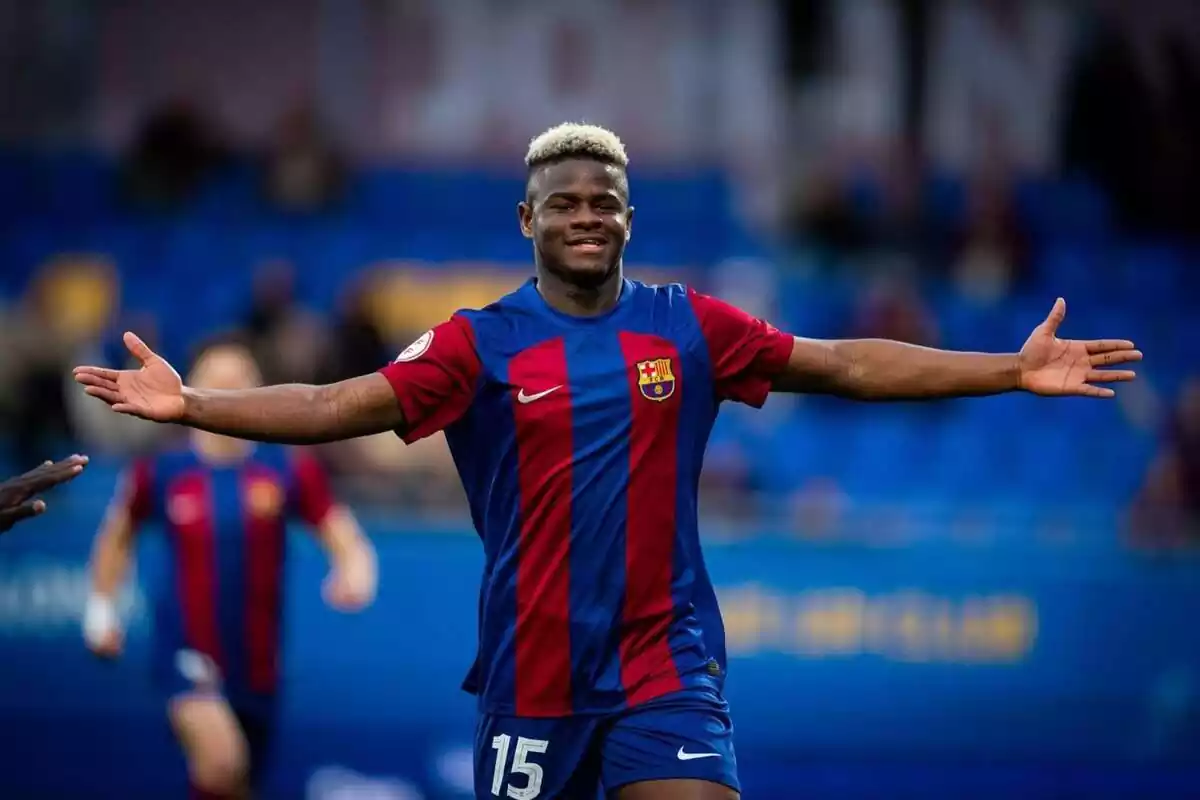Mikayil Faye amb els braços oberts amb la samarreta del FC Barcelona