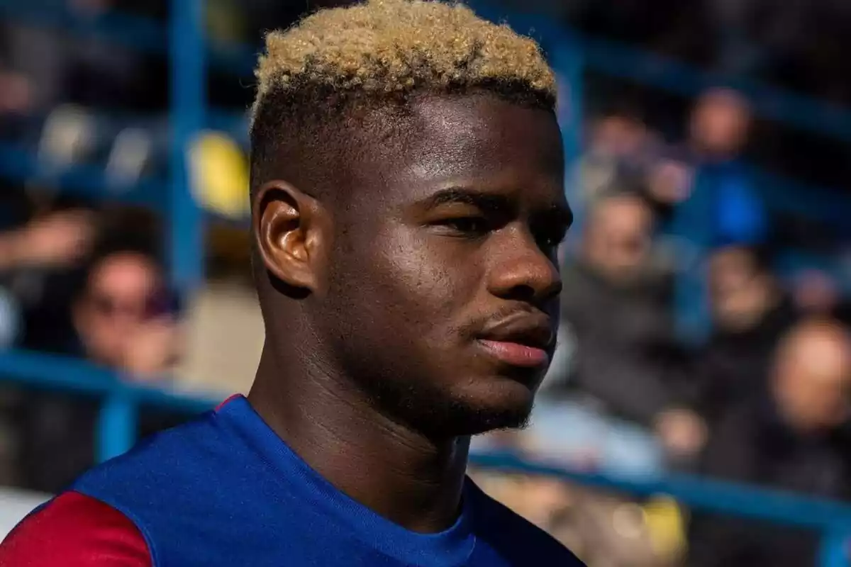 Mikayil Faye en primer pla mentre salta al camp amb el FC Barcelona