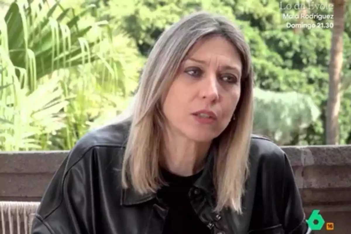 Fayna Bethencourt amb jaqueta de cuir negre està asseguda a l'aire lliure amb un fons de vegetació. Fayna Bethencourt amb jaqueta de cuir negre està asseguda a l'aire lliure amb un fons de vegetació.