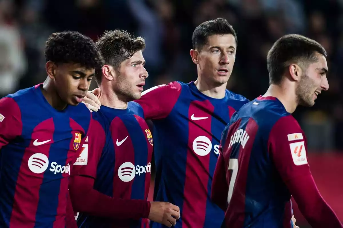 Diversos futbolistes del FC Barcelona s'abracen després de marcar un gol
