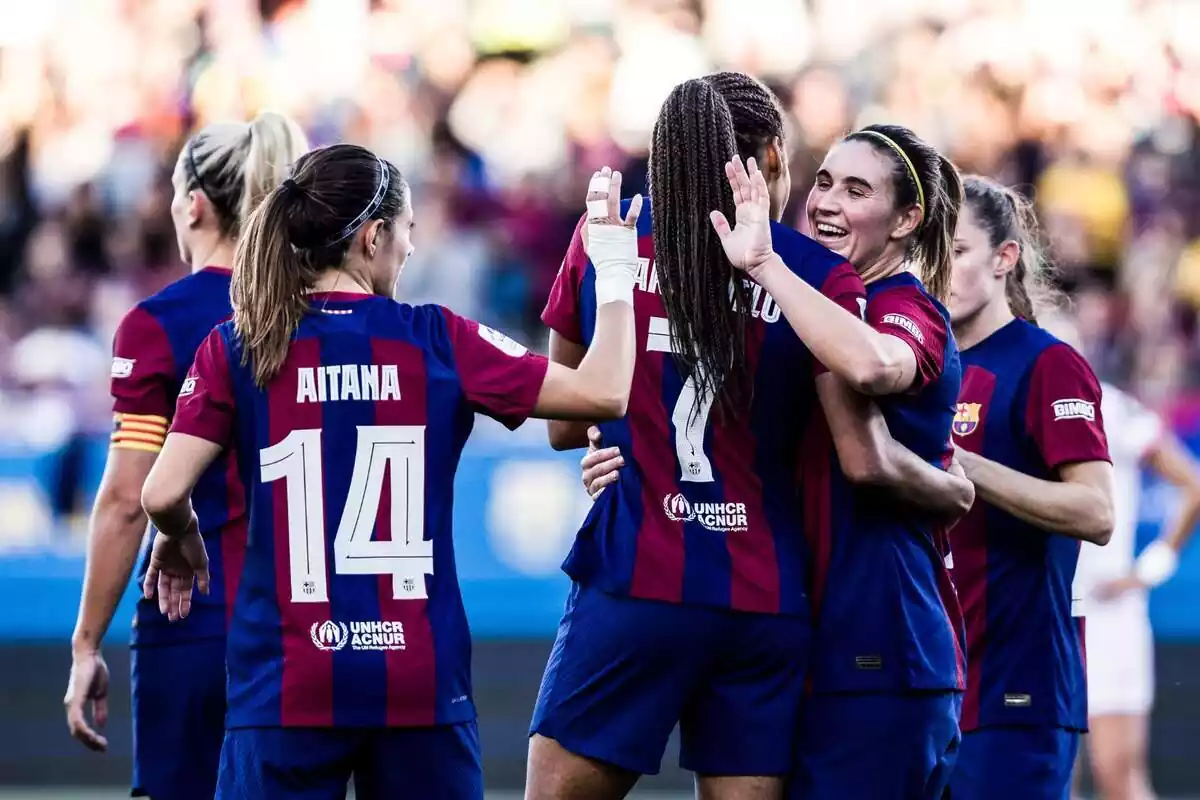 Imatge de les jugadores del FC Barcelona Femení celebrant un gol