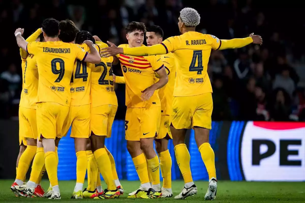 Els jugadors del FC Barcelona s'abracen després de marcar un gol