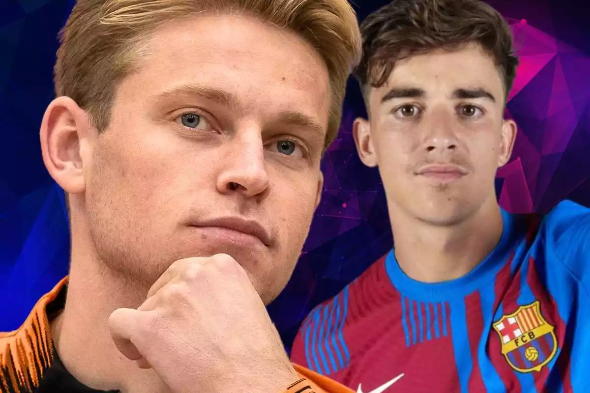 Frenkie de Jong con la mano en la barbilla con Gavi vestido con la camiseta del FC Barcelona al fondo