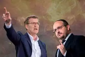 Imatge dels líders del PP Alberto Núñez Feijóo i Alejandro Fernández, desafiadors, amb un fons en flames