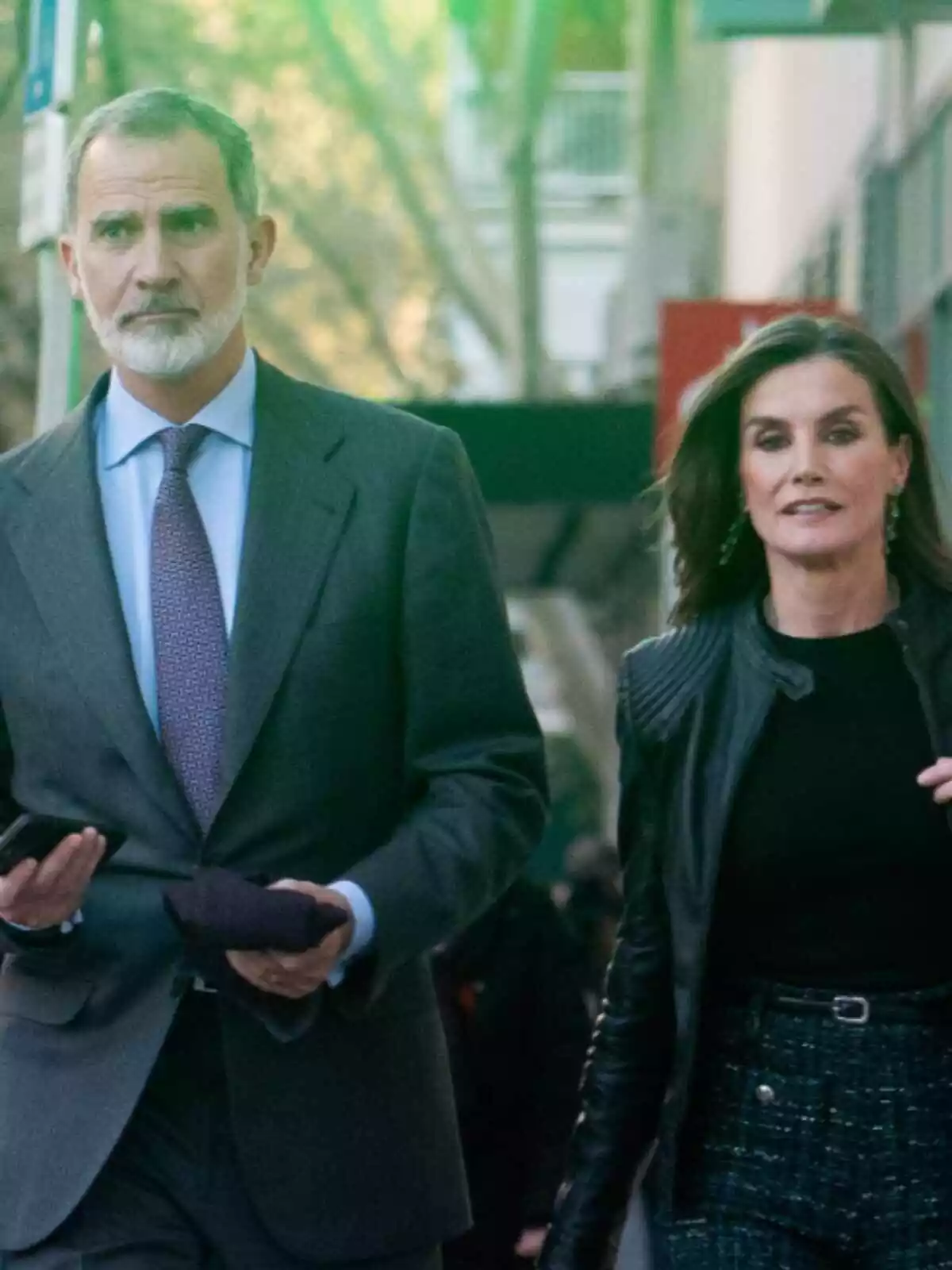 Felipe VI and Letizia walk seriously down the street