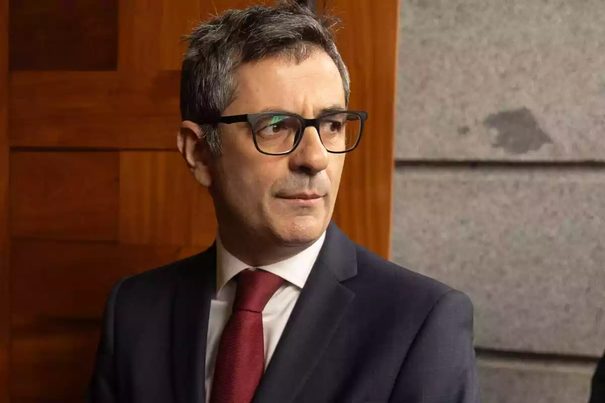 El ministre de la Presidència, Justícia i Relacions amb les Corts, Félix Bolaños, ofereix declaracions als mitjans al Pati del Congrés dels Diputats, a 7 de març de 2024