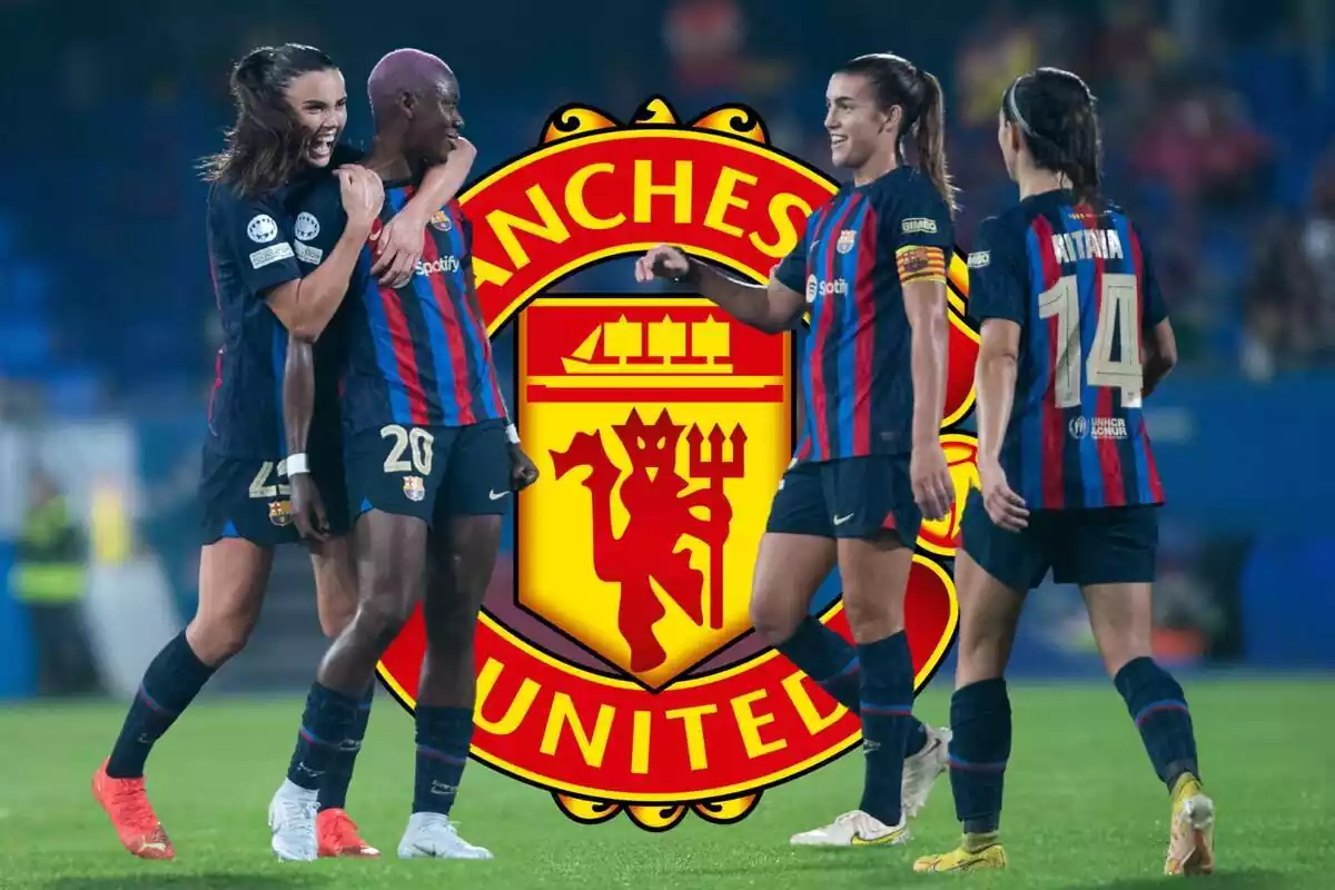 Les futbolistes del Barça Femení celebren un gol amb l'escut del Manchester United al fons