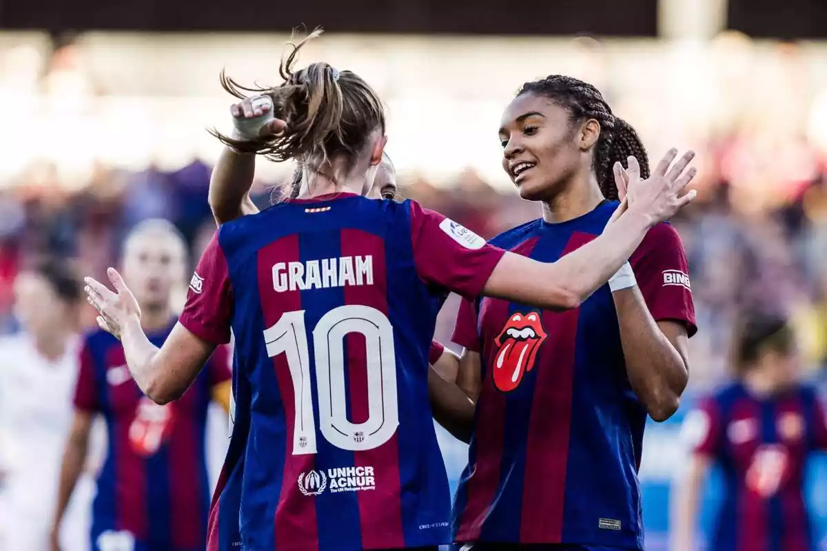 Salma Paralluelo celebra un gol amb Graham i les jugadores del FC Barcelona Femení
