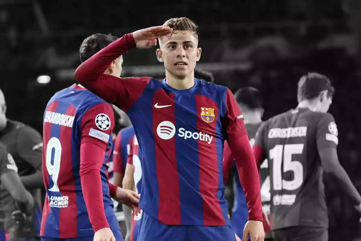 Fermín López fent una salutació militar amb els jugadors del FC Barcelona en blanc i negre