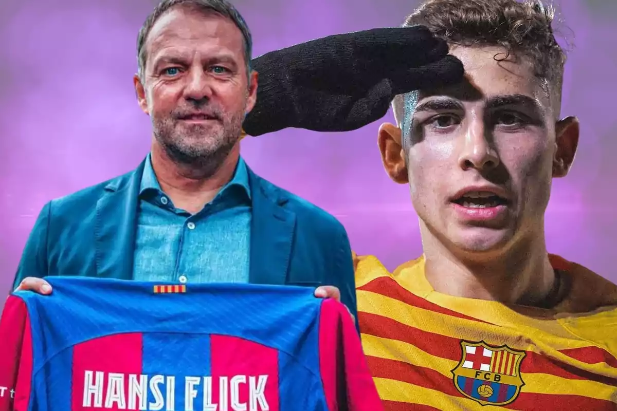 Un home sosté una samarreta de futbol amb el nom Hansi Flick mentre un altre jove amb uniforme del FC Barcelona fa un gest de salutació.