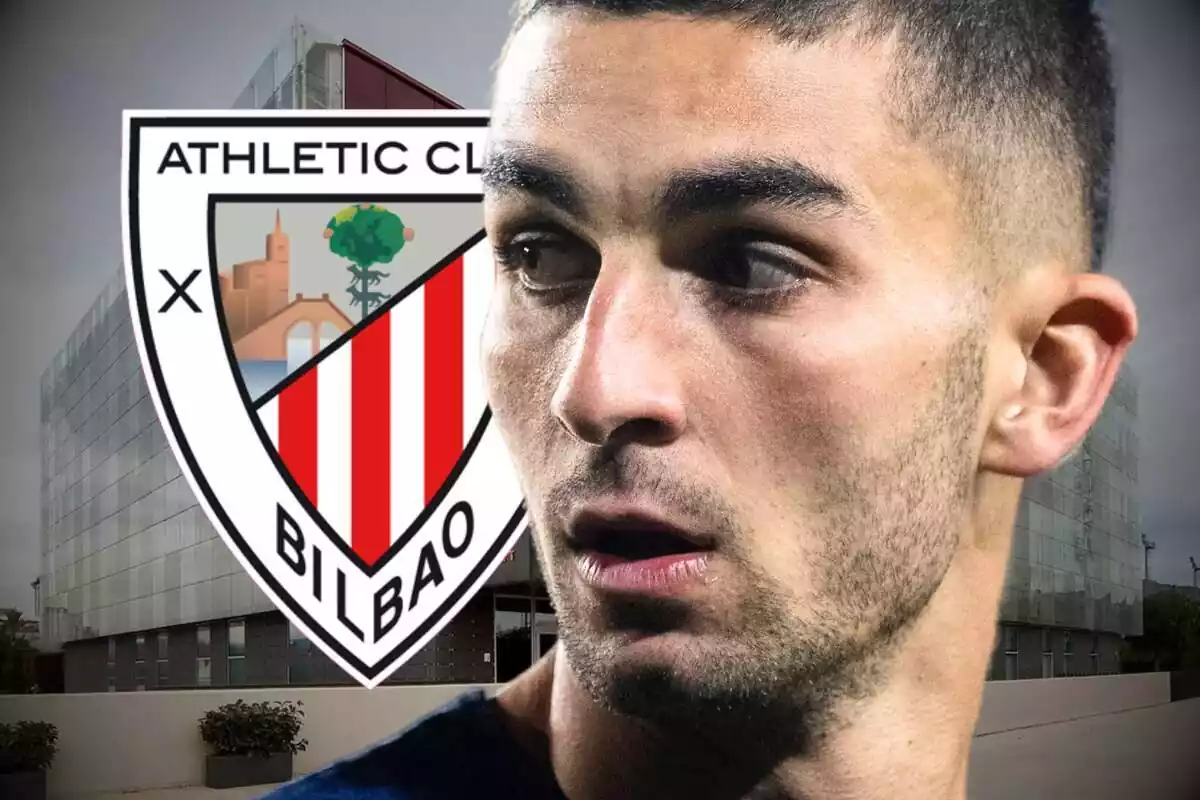 Ferran Torres mira de reüll l'escut de l'Athletic Club