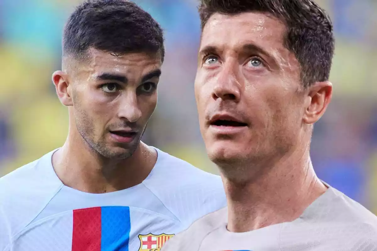 Robert Lewandowski i Ferran Torres amb rostre seriós i suat mirant a l'estesa