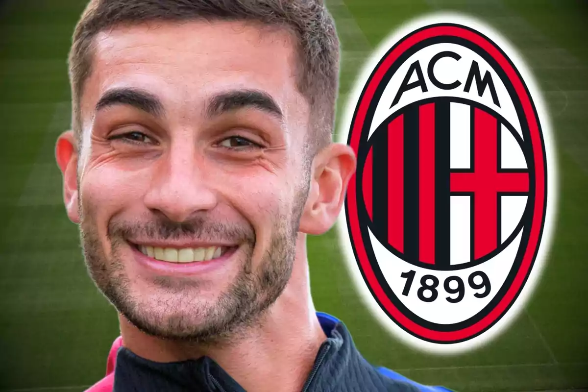 Un hombre sonriente con el logo del AC Milan al fondo.