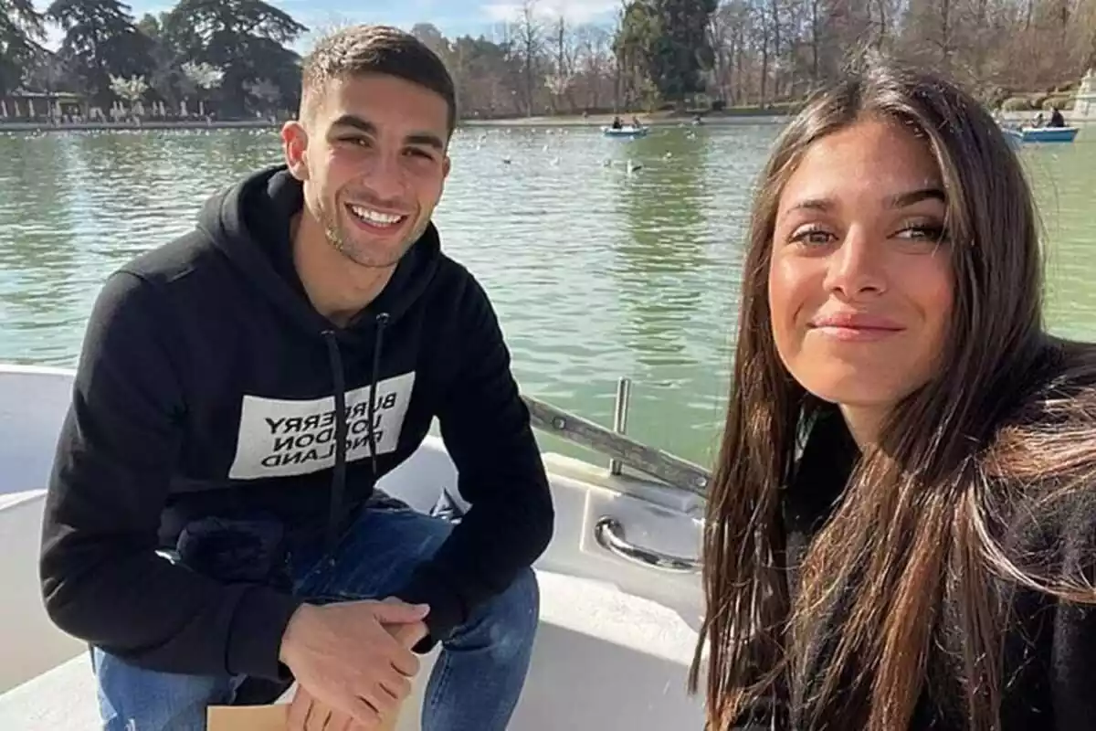 Sira Martínez i Ferran Torres posant somrients en una barqueta Sira Martínez i Ferran Torres posant somrients en una barqueta