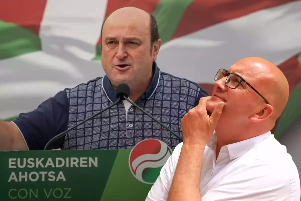 primer pla de Xavier Rius amb cara pensativa i recolzant la mà a la barbeta, darrere un pla mig del president del PNV parlant a través d'un micròfon amb el fons de la bandera del País Basc