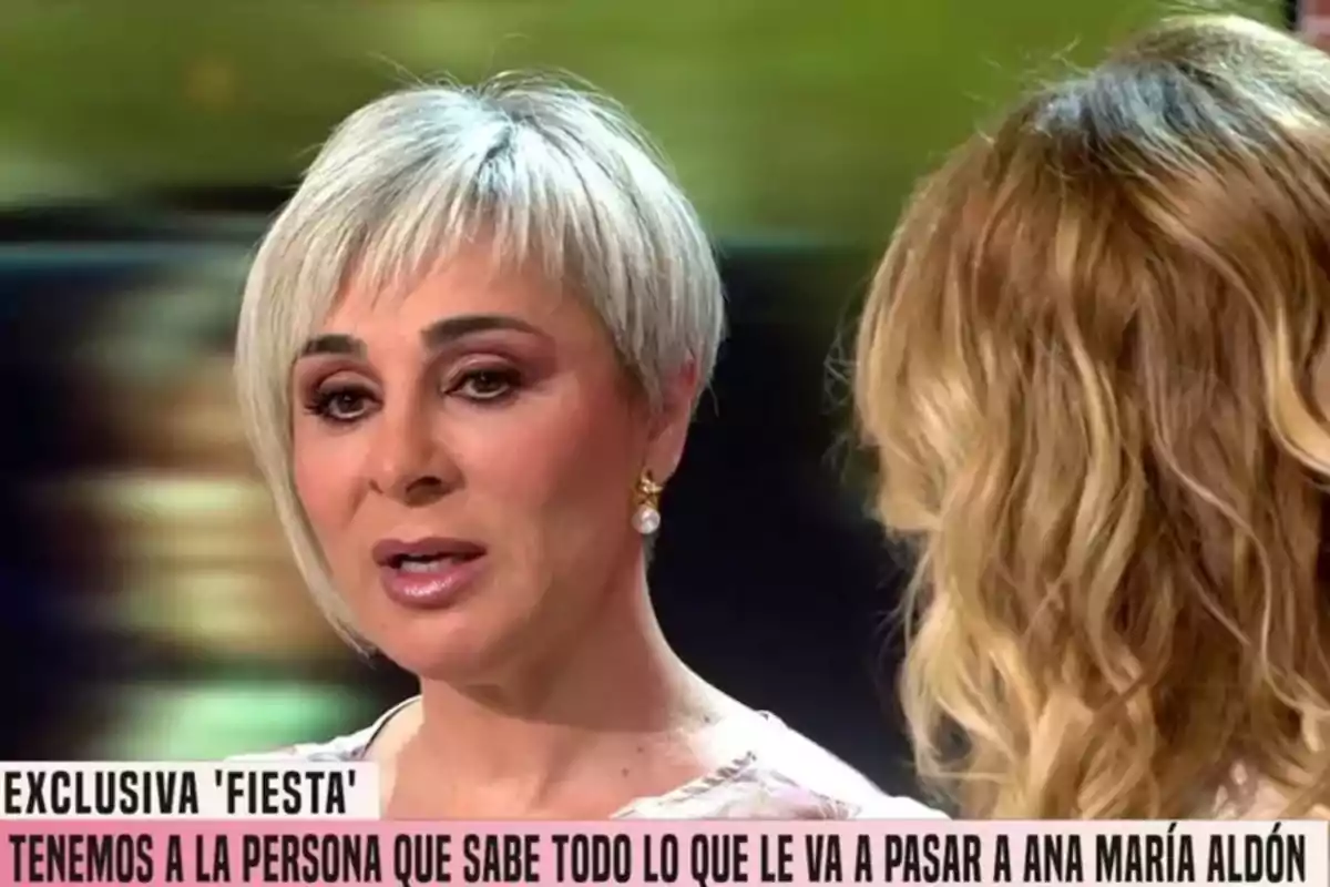 Ana María Aldón està parlant en un programa de televisió, mentre Emma García està d'esquena. Captura de 'Fiesta'. Ana María Aldón està parlant en un programa de televisió, mentre Emma García està d'esquena. Captura de 'Fiesta'.