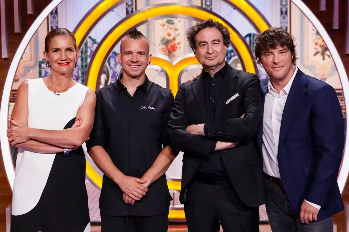 Samantha Vallejo-Nágera, Dabiz Muñoz, Pepe Rodríguez i Jordi Cruz posen juntes davant d'un fons colorit amb arcs grocs al plató de MasterChef Celebrity.