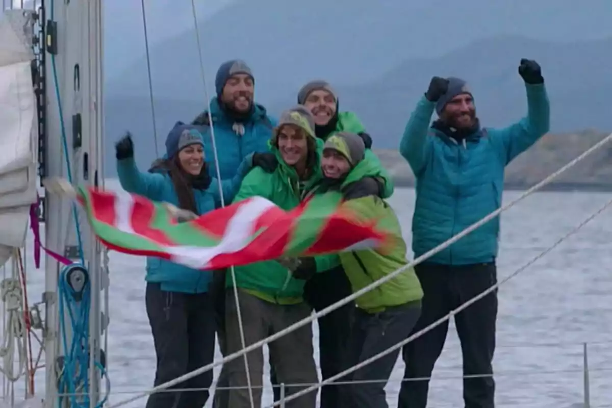 Fotografía de los finalistas de El Conquistador del Fin del Mundo de EBT2 en un barco