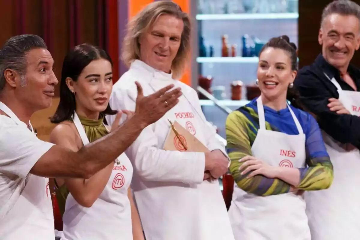 Pitingo, Marina Rivers, Inés Hernand, Pocholo i Francis Lorenzo amb davantals blancs participa a MasterChef Celebrity, mostrant diverses expressions facials.