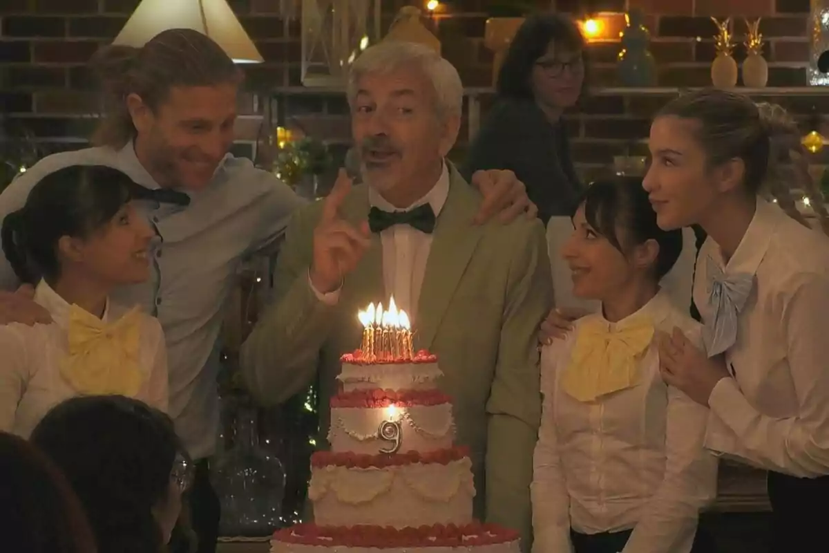 Un grup de persones liderat per Carlos Sobera somriu al voltant d'un pastís d'aniversari amb espelmes enceses en un ambient festiu a First Dates. Un grup de persones liderat per Carlos Sobera somriu al voltant d'un pastís d'aniversari amb espelmes enceses en un ambient festiu a First Dates.
