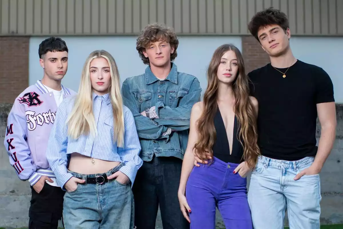 Fotografía del elenco de FoQ: La Nueva Generación formado por Rocío Velayos, María Bernardeau, Biel Antón, Kiko Bena y Miguel Fernández