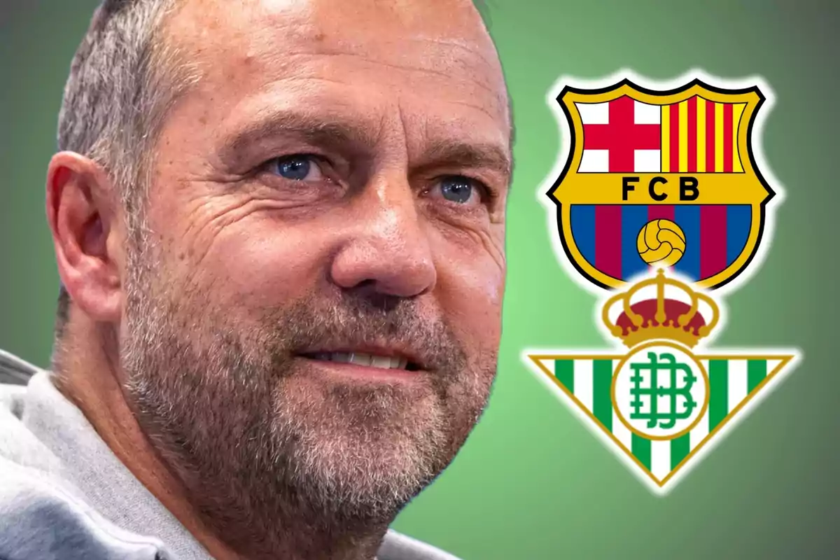 Un hombre con barba y cabello corto sonríe frente a los escudos del FC Barcelona y el Real Betis sobre un fondo verde.