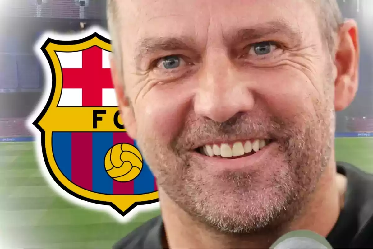 Un home somrient amb barba i l'escut del FC Barcelona de fons.