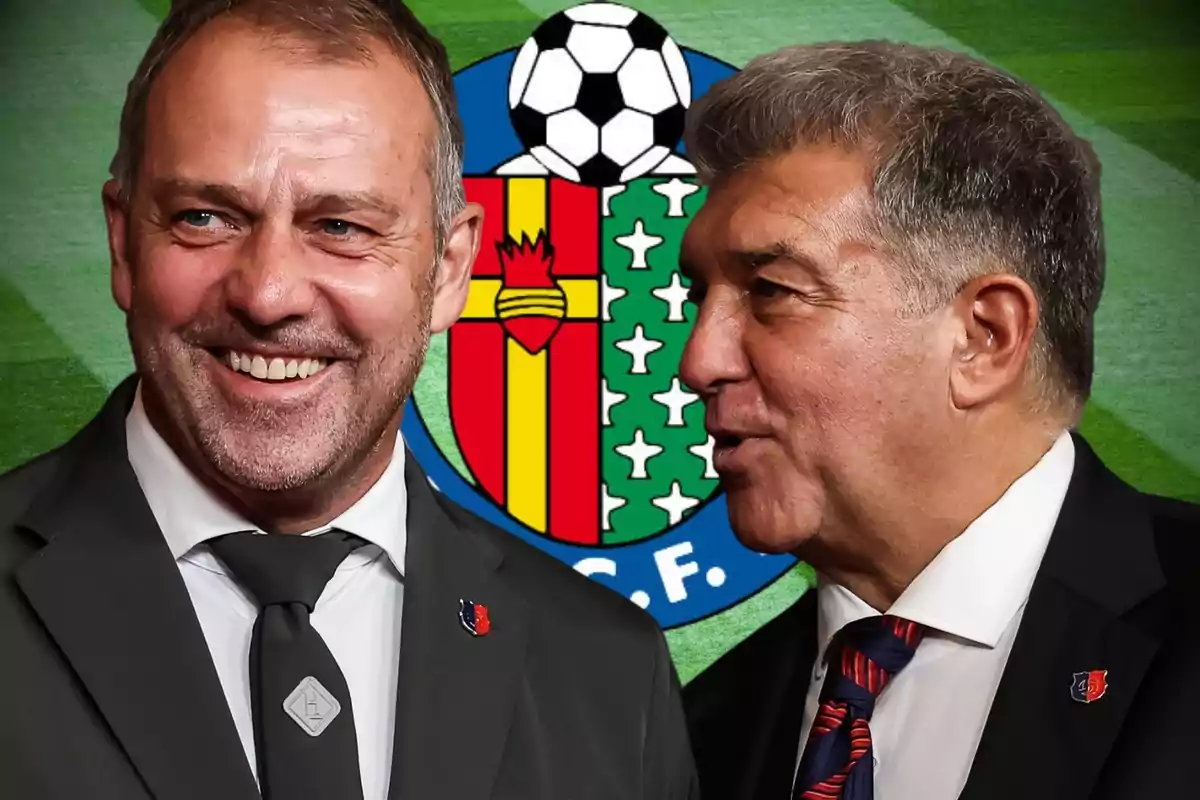 Dos hombres sonrientes con trajes formales posan frente a un escudo de fútbol.