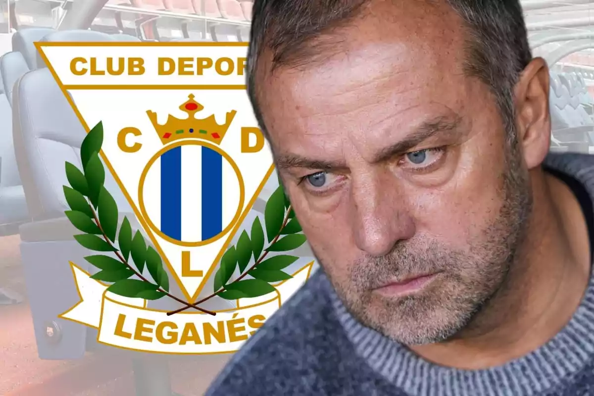 Un home amb expressió seriosa apareix al costat de l?escut del Club Esportiu Leganés en un fons de seients d?estadi.