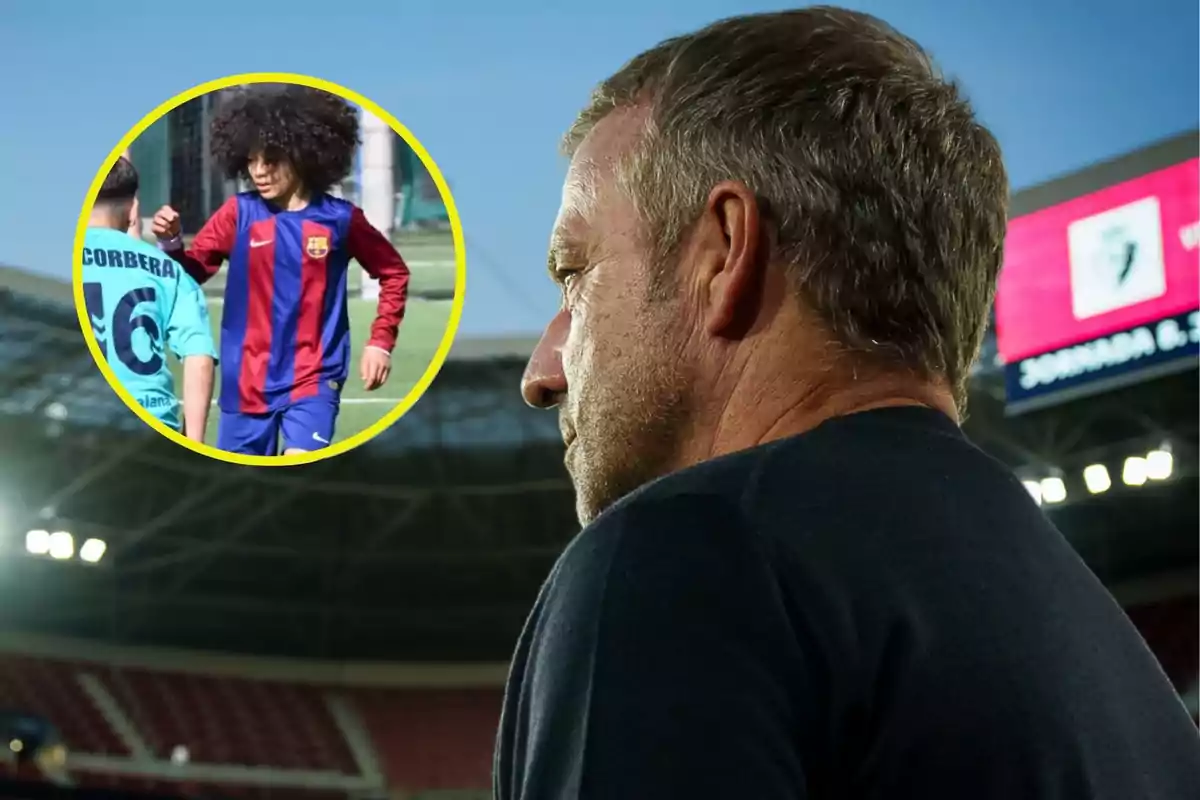 Un home d?esquena observa un camp de futbol, amb una imatge circular inserida a la cantonada superior esquerra que mostra un nen jugant a futbol amb l?uniforme del FC Barcelona.