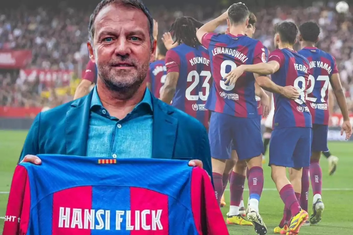 Un home sostenint una samarreta amb el nom Hansi Flick mentre un grup de jugadors de futbol celebra al fons.