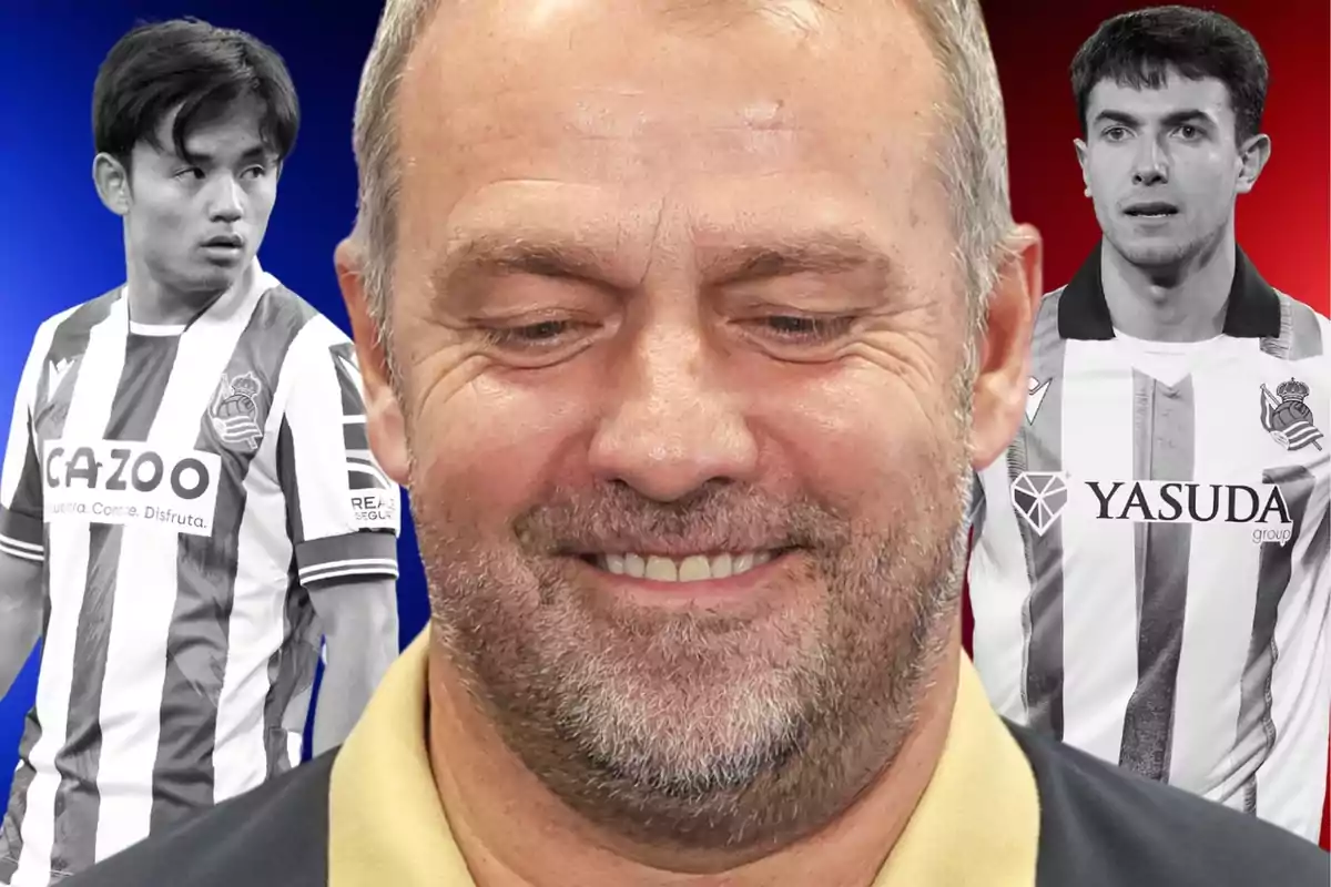 Un hombre sonriente en primer plano con dos jugadores de fútbol en blanco y negro al fondo, uno a cada lado, sobre un fondo azul y rojo.