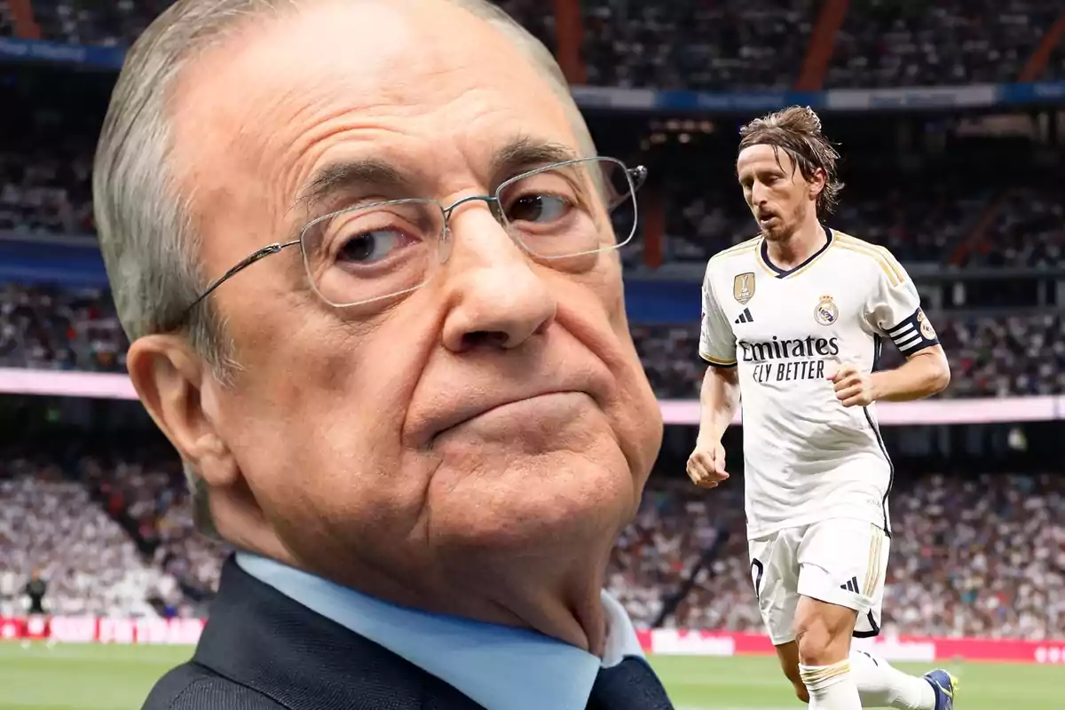 Un home gran amb ulleres en primer pla i un jugador de futbol corrent al camp d?un estadi ple d?espectadors. Un home gran amb ulleres en primer pla i un jugador de futbol corrent al camp d?un estadi ple d?espectadors.