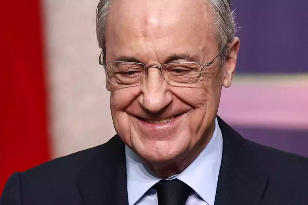 Florentino Pérez somrient amb la mirada cap a terra