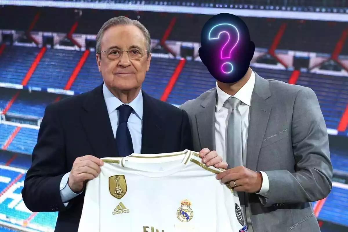 Florentino Pérez posant amb la samarreta del Reial Madrid al costat del nou fitxatge