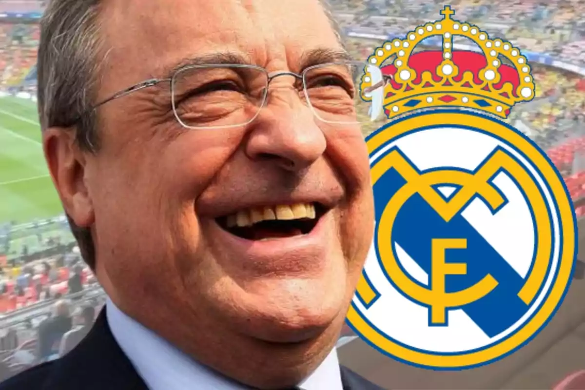 Florentino Pérez amb un gran somriure al costat de l'escut del Reial Madrid