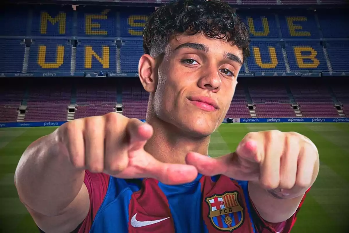 Un jove futbolista del FC Barcelona posa a l'estadi Camp Nou, amb la frase "Més que un club" visible a les grades.