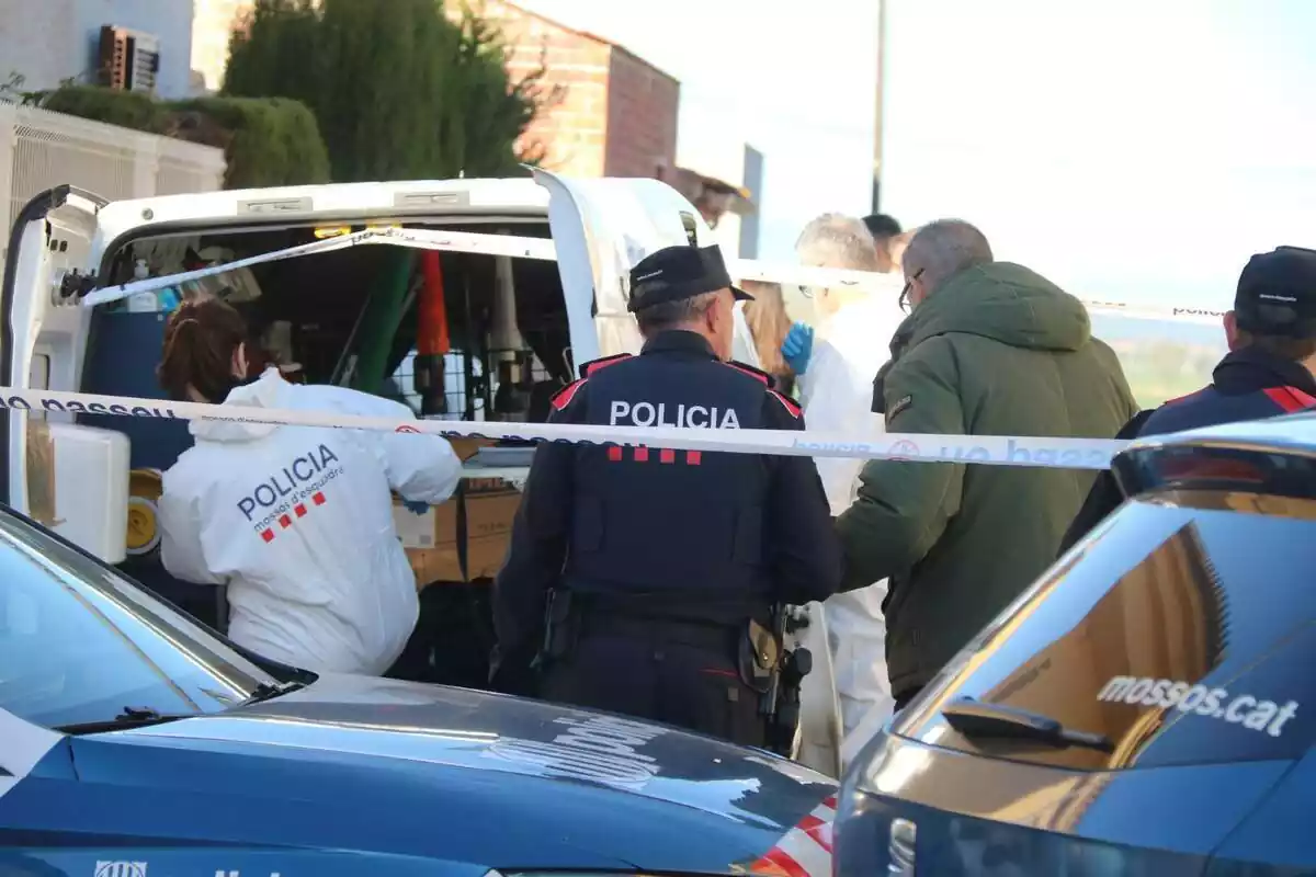 Foto d'agents dels Mossos d'Esquadra al lloc del crim a Bellcaire d'Empordà