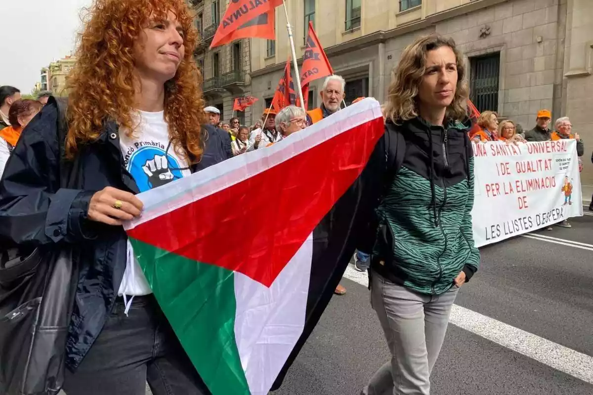 Manifestació de la CUP per sanitat amb la bandera de Palestina