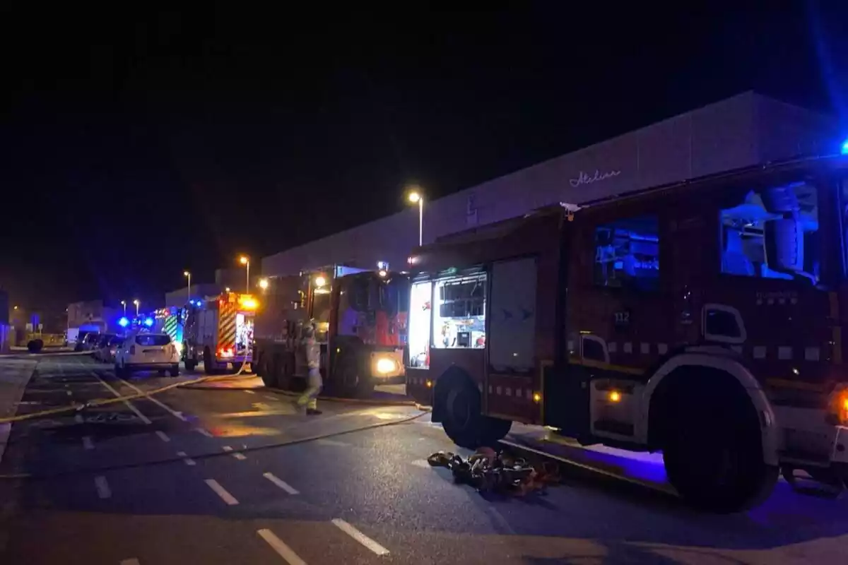 Fotografia de Bombers de la Generalitat a l'incendi d'una nau industrial a Sant Joan Despí