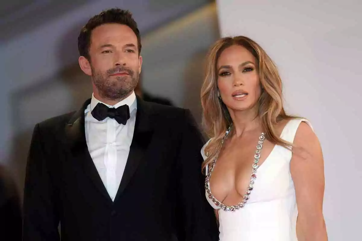 Jennifer López and Ben Affleck elegantly dressed at a formal event.