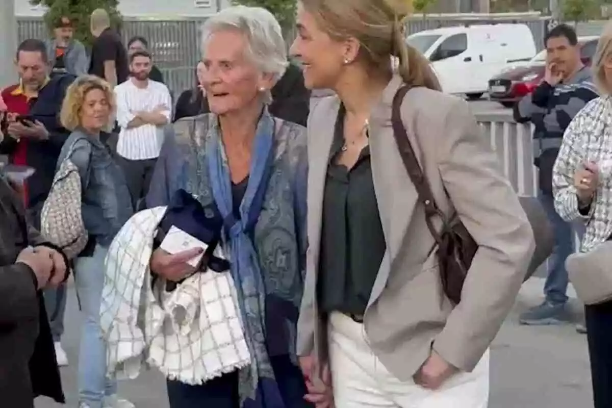 Photo of Claire Liebert and Infanta Cristina holding hands