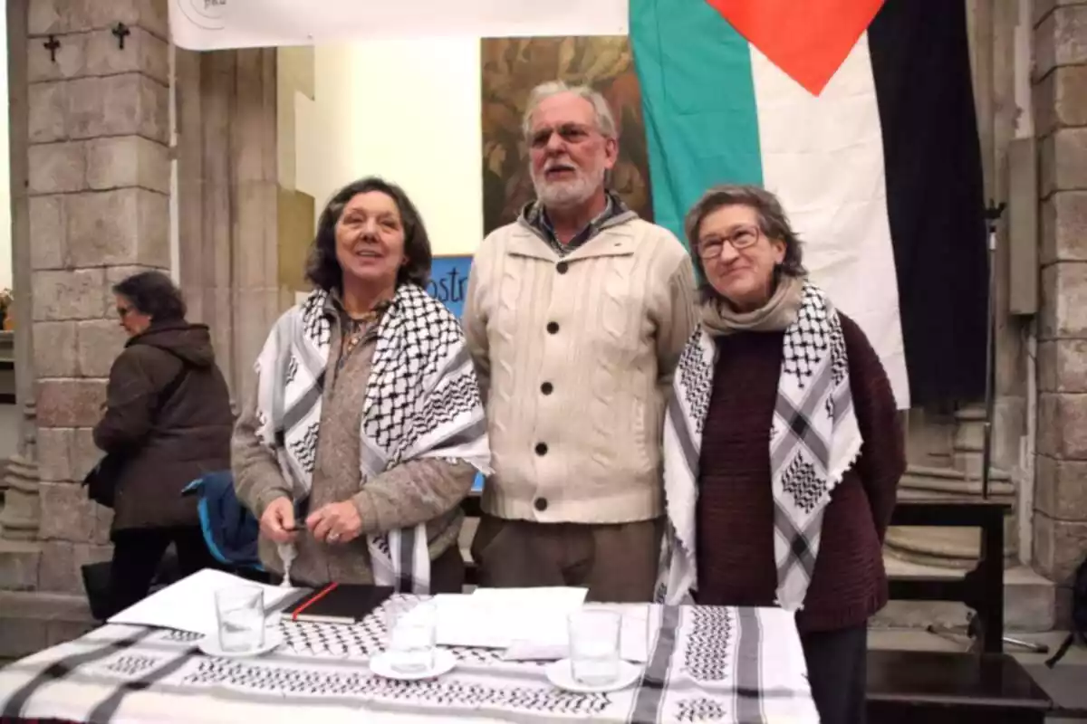 Foto de Gabriela Serra, exdiputada al Parlament de la CUP, amb dos activistes més anunciant la vaga de fam a Barcelona per la pau a Palestina