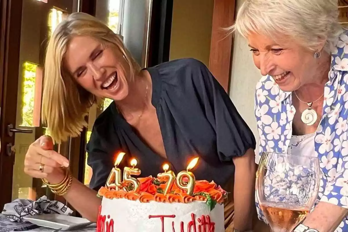 Fotografia de Judit Mascó i la seva mare celebrant el seu aniversari somrient feliços amb un pastís