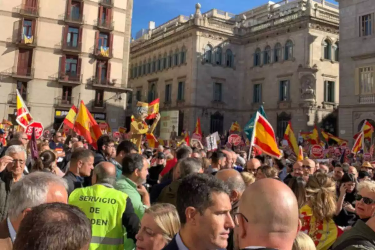 Foto de la concentració a la plaça Sant Jaume de Barcelona contra la llei d'amnistia