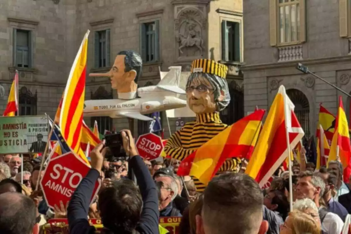 Foto de la manifestació del 10 de març del 2024 a la plaça Sant Jaume de Barcelona en contra de l'amnistia